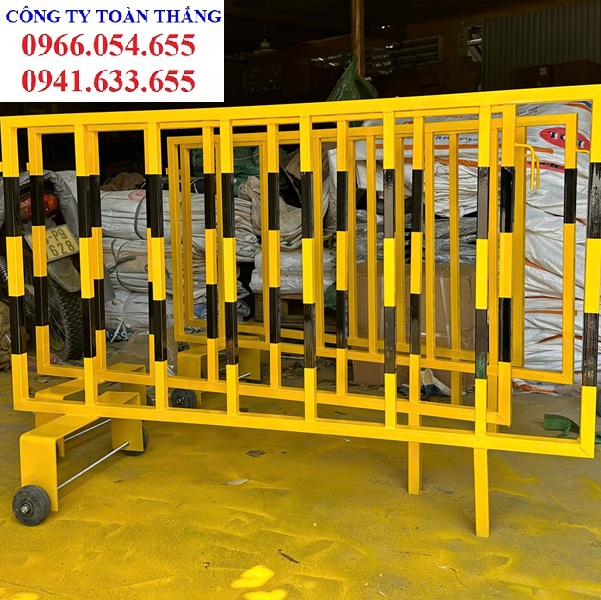 Hàng rào sắt có bánh xe